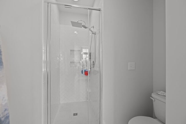 Building Photo - 644 W End Dr