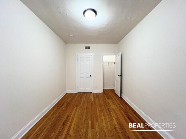 Building Photo - 1 bedroom in CHICAGO IL 60613