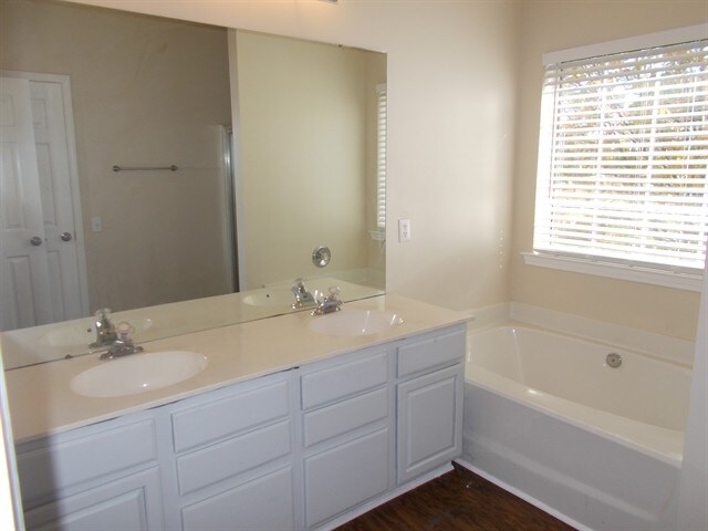 Building Photo - 221 Aylesbury Ln