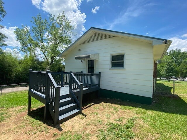 Building Photo - 3 Bedroom, 2 bath Home