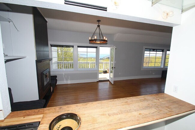 Building Photo - CHARMING 3 BEDROOM TUDOR REVIVAL APARTMENT W/ PUGET SOUND VIEWS