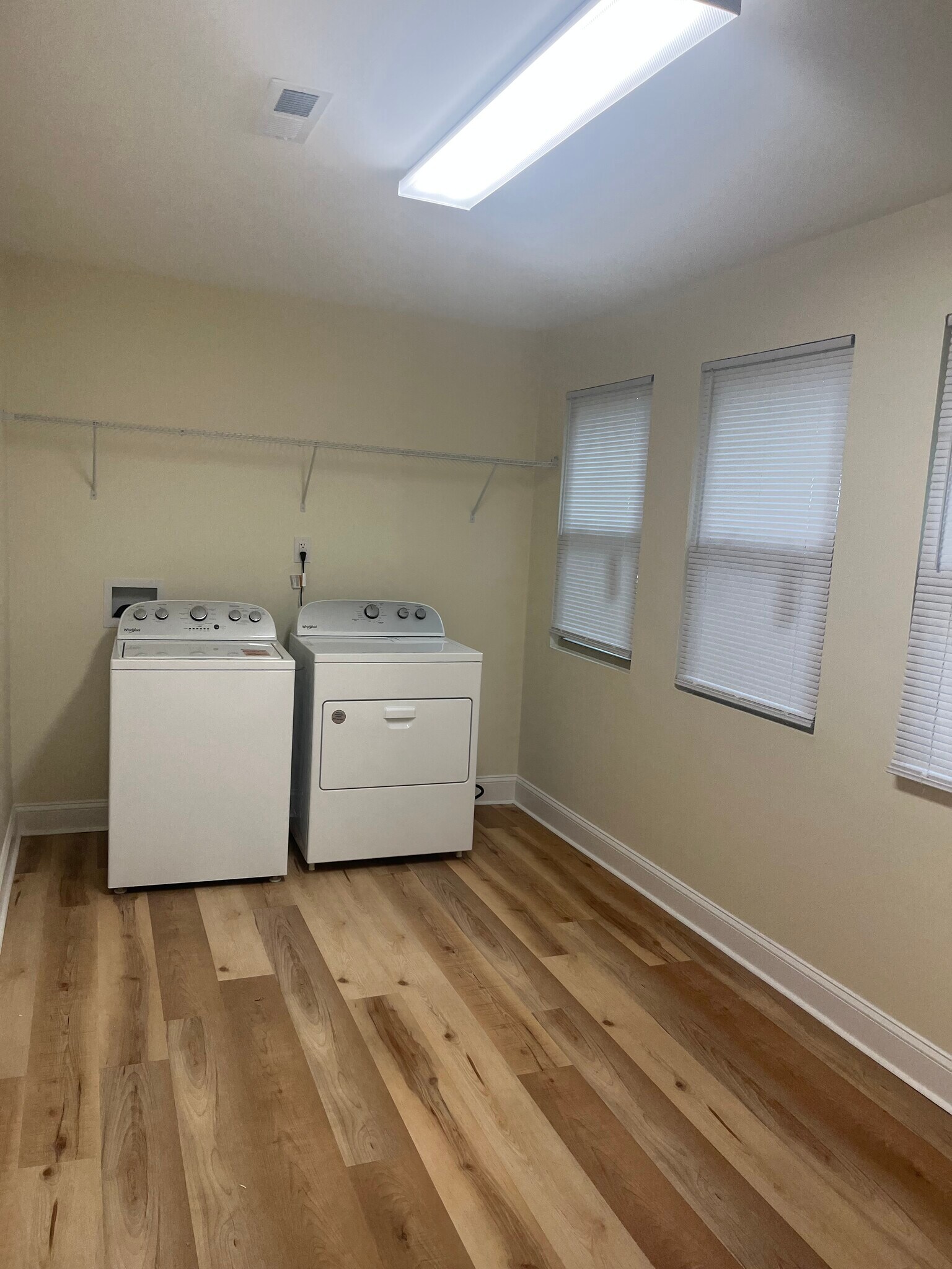Wash room/Sunroom - 405 Maplewood Ave NE