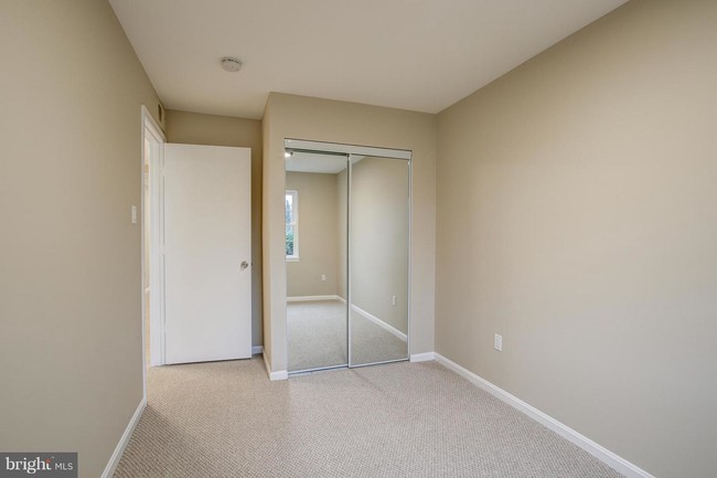 Building Photo - 6 Normandy Square Ct