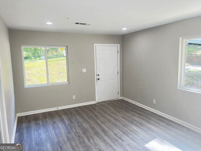 Building Photo - 1255 Pine Ave