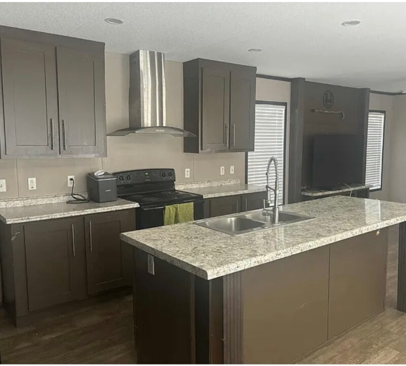 Building Photo - 911 Little Ln