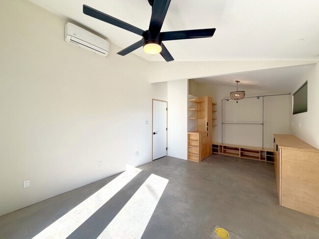 Building Photo - AVAILABLE NOW!! 2 Bedroom 1 Bathroom House in Cathedral City!