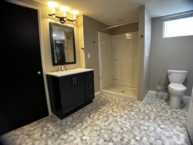 Building Photo - 211 Lakewood Dr