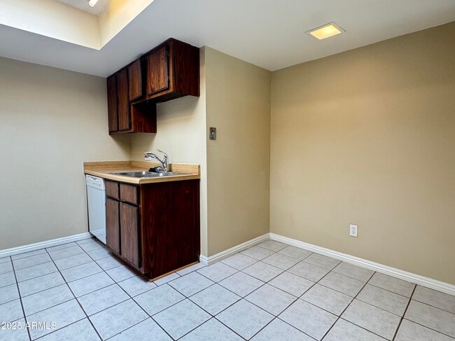 Building Photo - 546 S Allred Dr