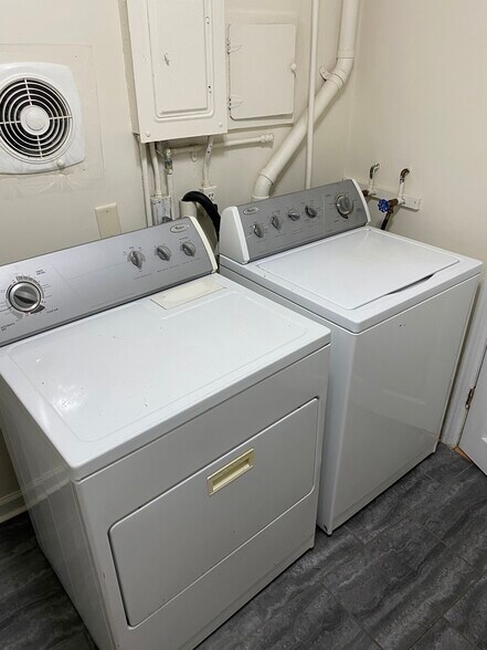 Building Photo - 205 S Lynn St