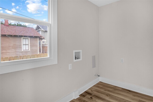 Building Photo - 614 11th St