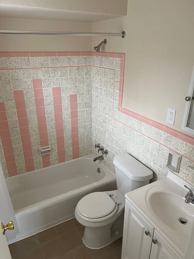 Building Photo - One-Bedroom Available at the Fehr Ridge Apartments - Heat/Water Included