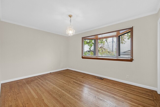 Building Photo - Stunning San Carlos 5 bedroom 4 bathroom House Available now