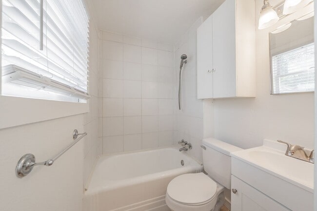 Building Photo - Efficiency apartment in the Historical Fairmount District!