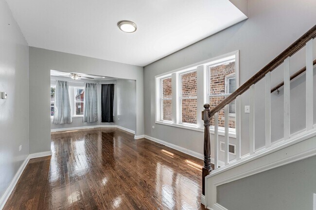 Building Photo - 7008 S Oakley Ave