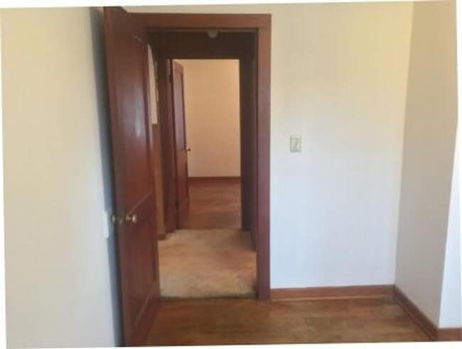 Building Photo - Cute 2 bedroom home for only $895 in conve...