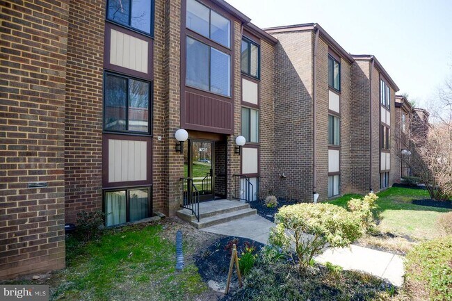 Building Photo - 9735 Kings Crown Ct