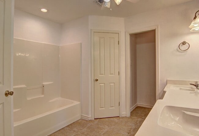 Building Photo - 2418 Handlin Dr