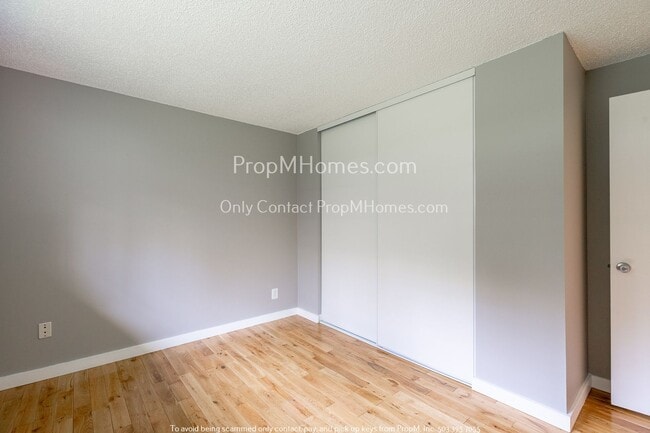 Building Photo - Charming Three Bedroom Awaits in West Linn!