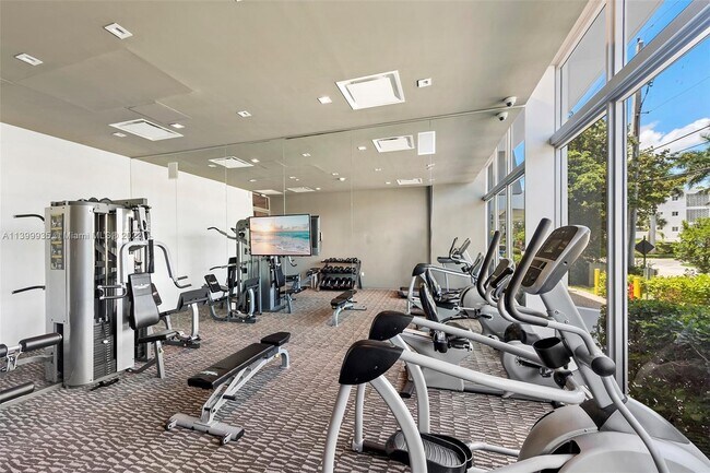 Building Photo - 9940 W Bay Harbor Dr