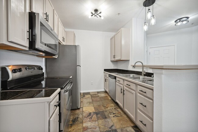 Building Photo - Updated 2 Bedroom Condo in Erie