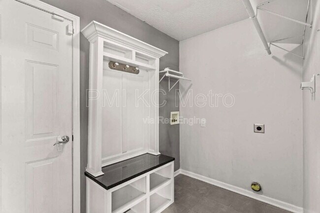 Building Photo - 824 SE 11 Terrace