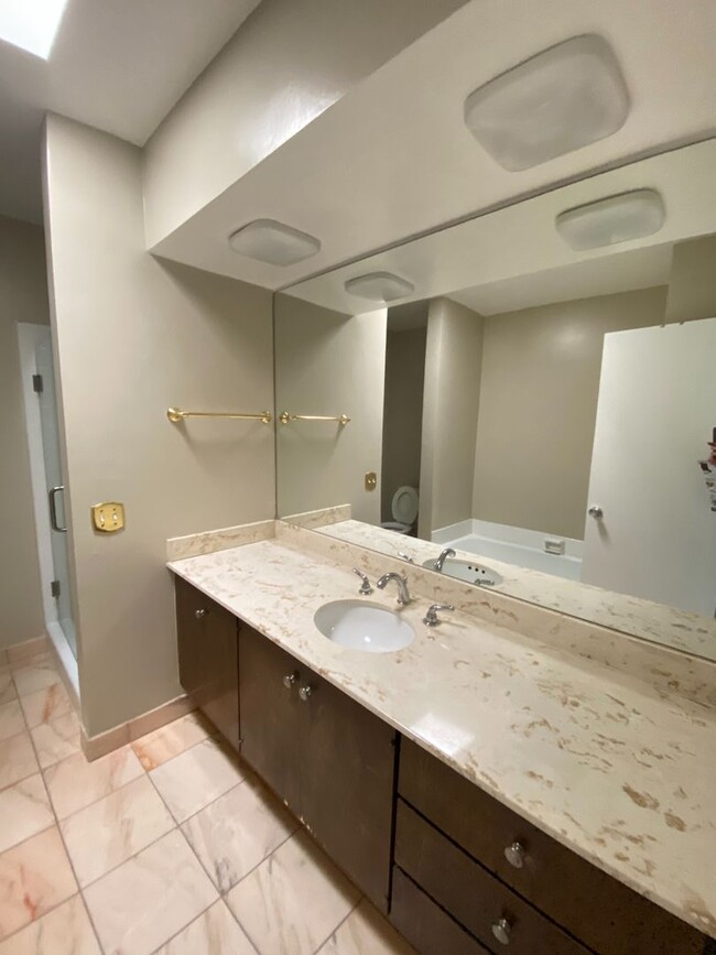 Building Photo - 2 bed, 2 bath Condo located in the heart o...