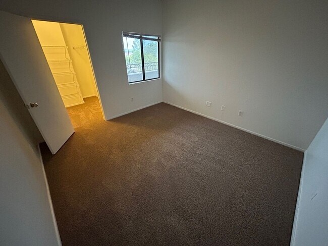 Building Photo - NORTHWEST 2 BEDROOM, 2 BATHROOM CONDO, ALL APPLIANCES INCLUDED!