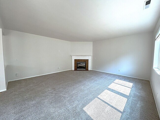 Building Photo - Beautifully appointed 4-Bedroom 2-bathroom...