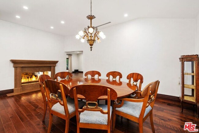 Building Photo - 2108 San Ysidro Dr