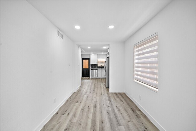 Building Photo - 1106 W Tri Oaks Ln
