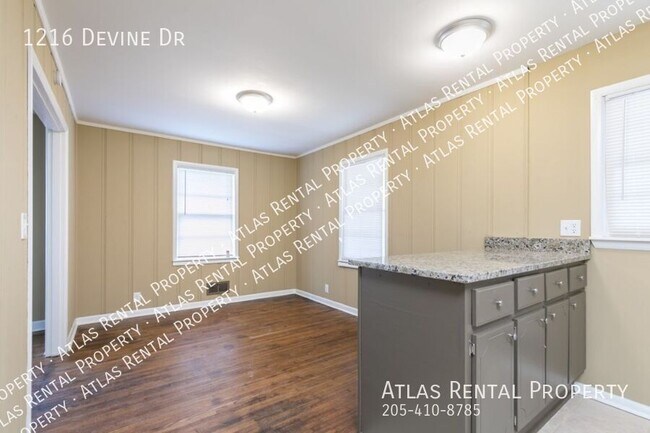 Building Photo - 1216 Devine Dr
