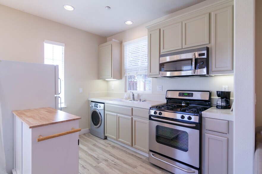 Building Photo - 171 Fennel Ct