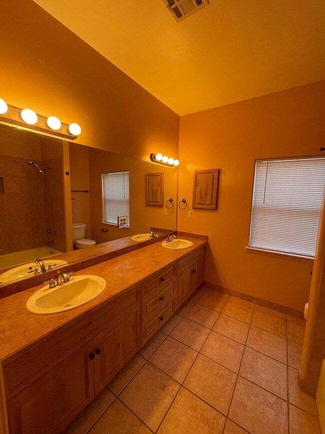 Building Photo - Beautiful 3 Bedroom/2.5 Bath w/ Office off...