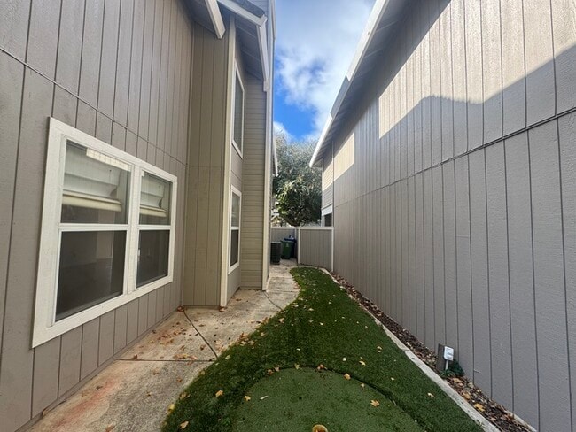 Building Photo - Beautiful 3-Bedroom Home in Gated Woodbrid...