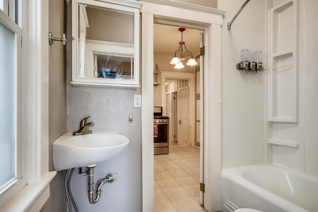 Building Photo - Cute Home In Fantastic Berkeley Location