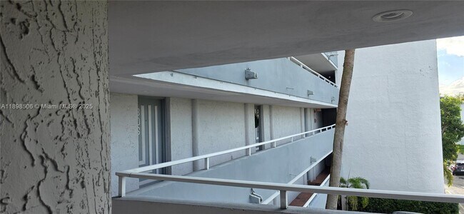 Building Photo - 1650 NE 115th St