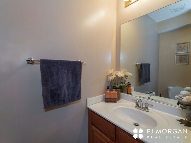 Building Photo - 4 bedroom, 3 bathroom - Available 9/15- Co...