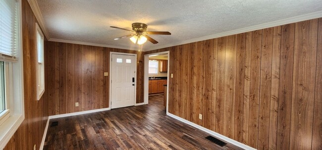 Building Photo - Welcome to this charming 3-bedroom, 2-bath...