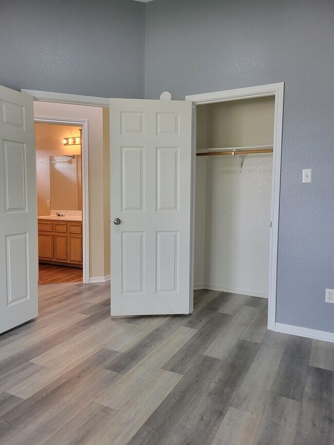 Building Photo - 3bd/2ba house close to major shopping, restaurants, and Ft. Hood!
