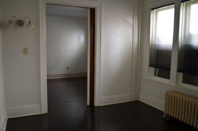 Building Photo - 2 BEDROOM APARTMENT ON THE AVENUES