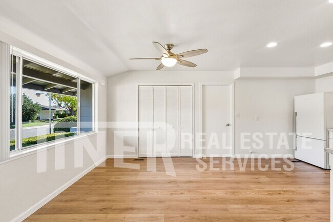 Building Photo - 7400 Mooncrest Way