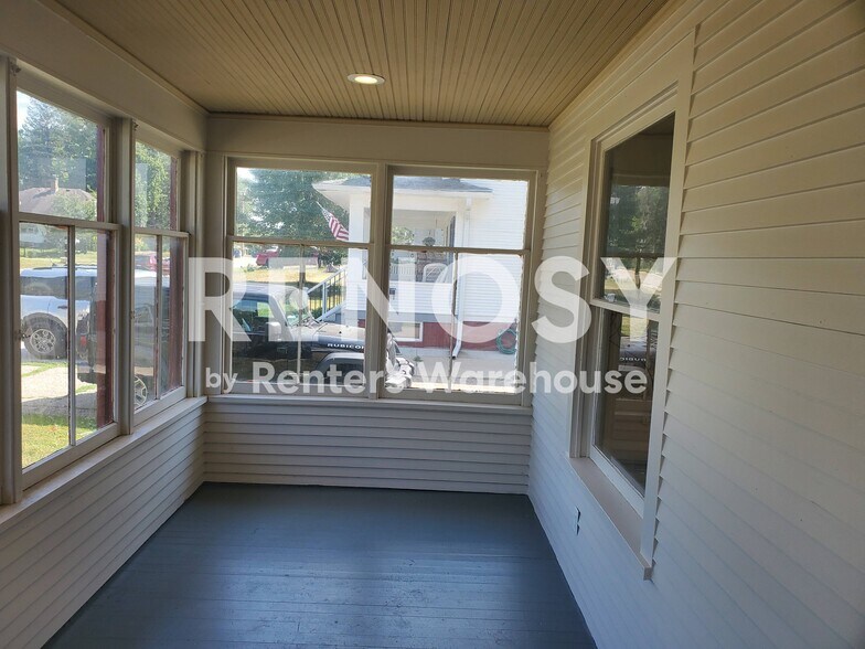 Building Photo - 608 Red Wing Ave