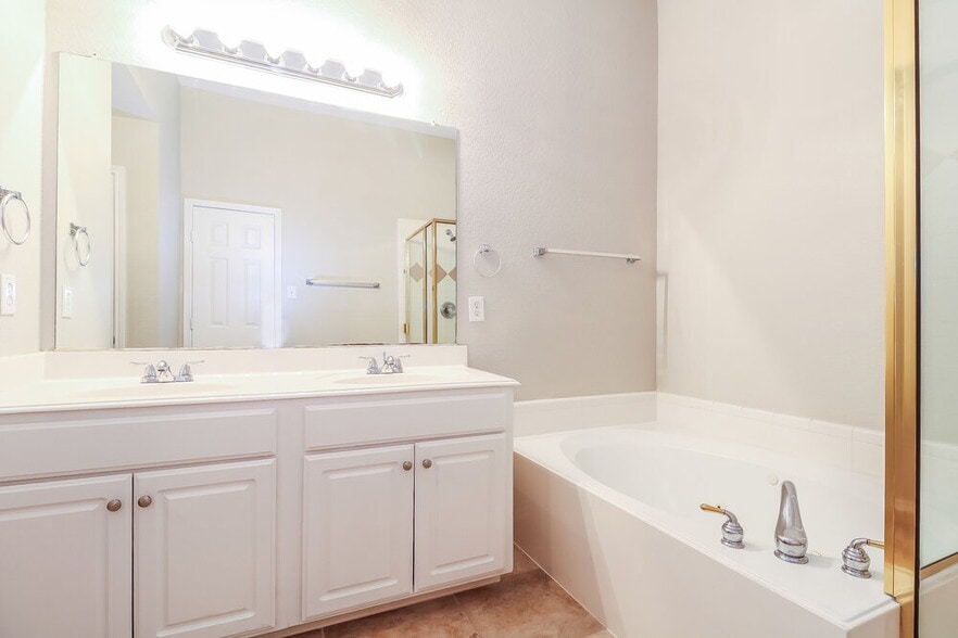 Building Photo - 3020 Meadowbrook Dr