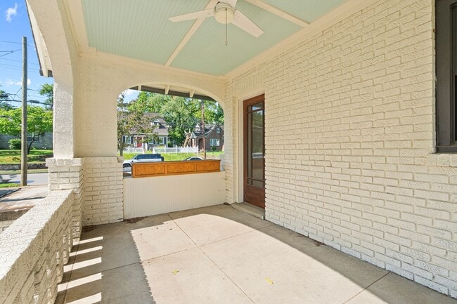 Building Photo - 2016 Sweetbriar Ave