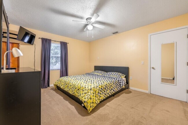 Building Photo - Charming 3 bedroom Home with Huge Fenced Yard
