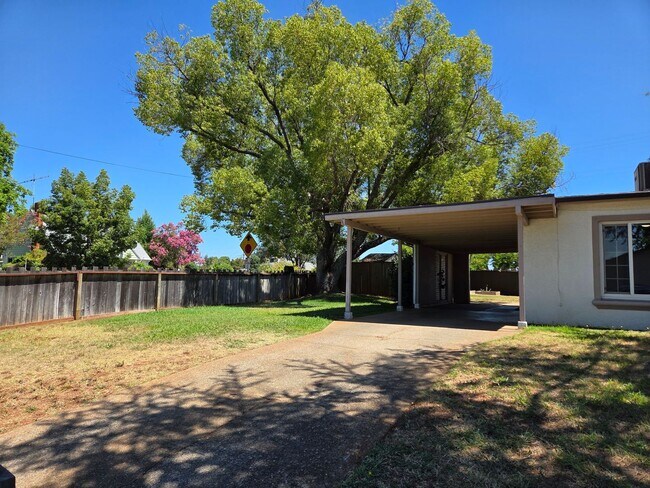 Building Photo - Large corner lot - Central Folsom 2 Bedroom, 1 Bath