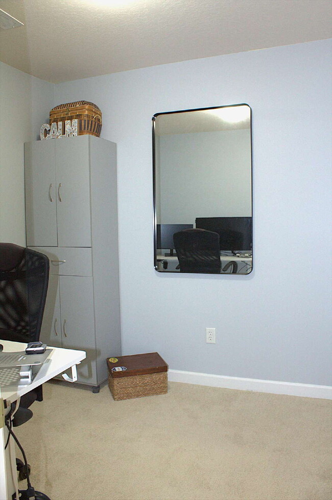 Building Photo - "Luxurious 3-Bed Condo in Hendersonville: Spacious 2023 Sq Ft within a 55+ community.”