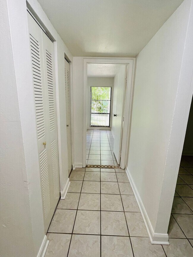 Building Photo - Location, location, location! 875 SF Unit-...