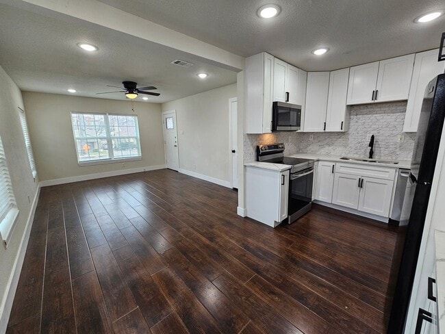 Building Photo - Near Bishop Arts District 2-bedroom, 1-bath duplex