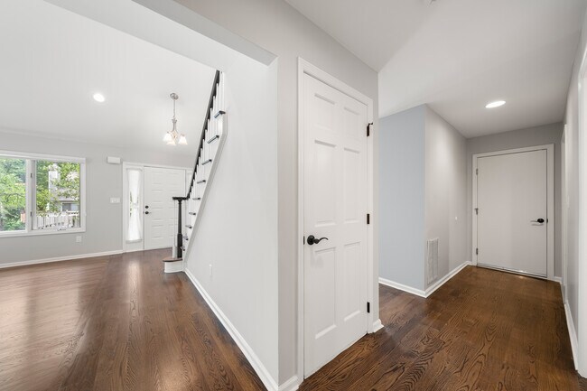 Building Photo - 81 Lakeview Dr